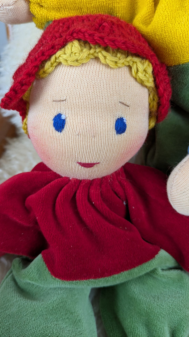 handgemachte Stoffpuppe kaufen, Waldorfart, Blütenkind-Schlamperle, Frühblüher, Schneeglöckchen, Hyazinthe, Narzisse, Osterglocke, Primelchen, Jahreszeitentisch, erste Puppe, lebenslanger Begleiter, eigene Puppe herstellen lassen, ökologische Kinderpuppe