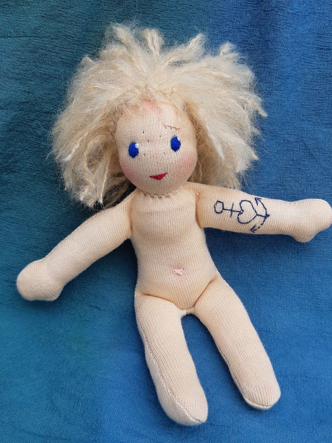 Bio-Stoffpuppe, individuelle Puppe passend zum Kind, Waldorfart, Puppe mit Sommersprossen, Empowerment, Wunschpuppe, ökologische Kinderpuppe, bio-fair, ökofairliebt, Piratenpuppe, Selbstakzeptanz, Naturmaterial, Puppenhandwerk, handgemacht