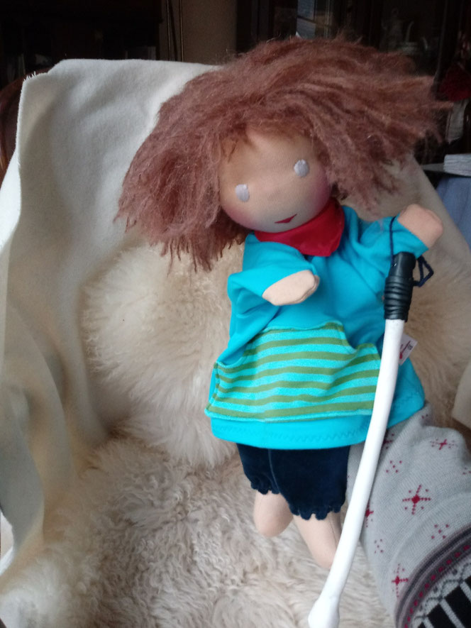 Stoffpuppe, Handpuppe, Waldorfart, blinde Puppe, Miteinander, Alle sind anders, Anderssein, Wunschpuppe, individuelle Puppe, Inklusion, blinde Puppe, Puppe für Kinder mit beesonderen Bedürfnissen, Behinderung, therapeutisches Puppenspiel