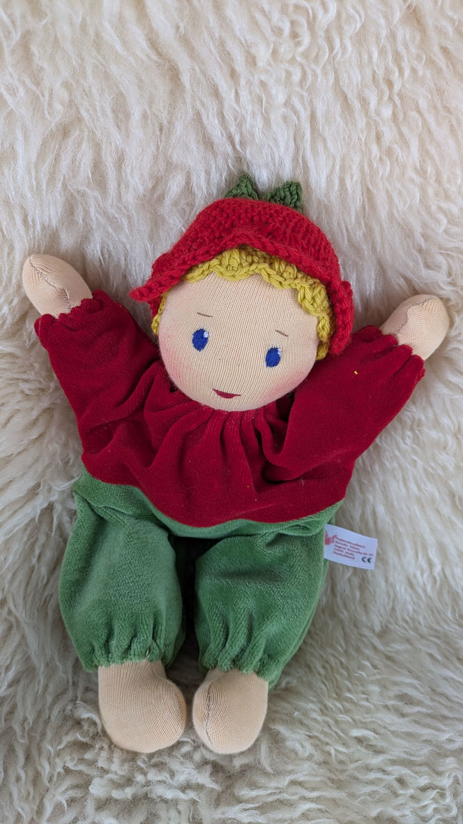 handgemachte Stoffpuppe kaufen, Waldorfart, Blütenkind-Schlamperle, Frühblüher, Schneeglöckchen, Hyazinthe, Narzisse, Osterglocke, Primelchen, Jahreszeitentisch, erste Puppe, lebenslanger Begleiter, eigene Puppe herstellen lassen, ökologische Kinderpuppe