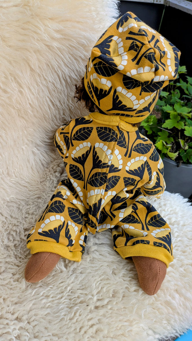 schwarze Puppe, afrodeutsche Puppe, Vielfalt und Repräsentation im Kinderzimmer, diverse Puppen, Empowerment, handgemachte Stoffpuppe kaufen, Waldorfart, individuelle Wunschpuppe, eigene Puppe herstellen lassen, die aussieht wie mein Kind, bio-faire Puppe