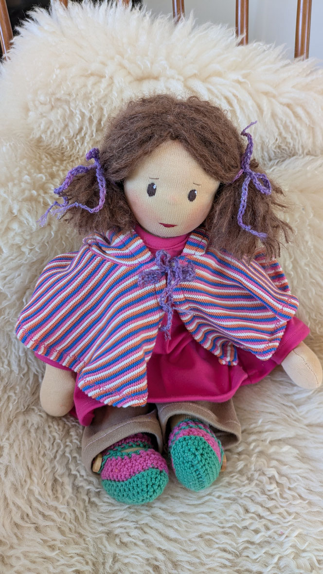 handgemachte Stoffpuppe kaufen, Waldorfart, eigene Puppe anfertigen lassen, Zuckertütenpuppe, Schultütenpuppe, Einschulungsgeschenk, individuelle Wunschpuppe, Puppenhandwerk, lebenslange Puppenfreunde, Puppe nach Kinderfotos herstellen lassen, bio-fair