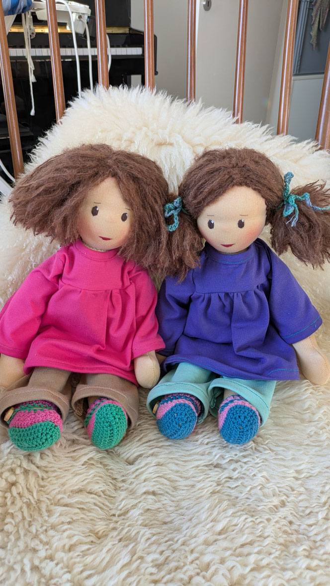 handgemachte Stoffpuppe kaufen, Waldorfart, eigene Puppe anfertigen lassen, Zuckertütenpuppe, Schultütenpuppe, Einschulungsgeschenk, individuelle Wunschpuppe, Puppenhandwerk, lebenslange Puppenfreunde, Puppe nach Kinderfotos herstellen lassen, bio-fair