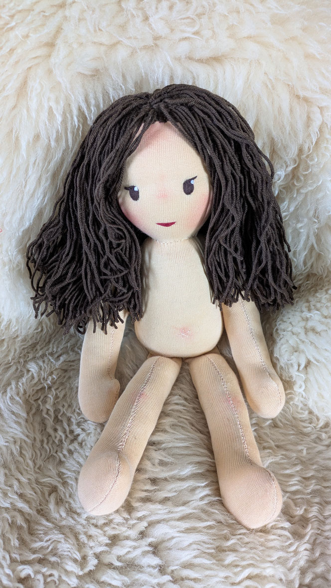 handgemachte Stoffpuppe kaufen, Waldorfart, eigene Puppe anfertigen lassen, Heilungspuppe, inneres Kind Puppe nach Fotos, individuelle Wunschpuppe, Puppenhandwerk, verletzte Anteile integrieren, Anteilearbeit, inneres Kind heilen, inneres Kind verkörpern