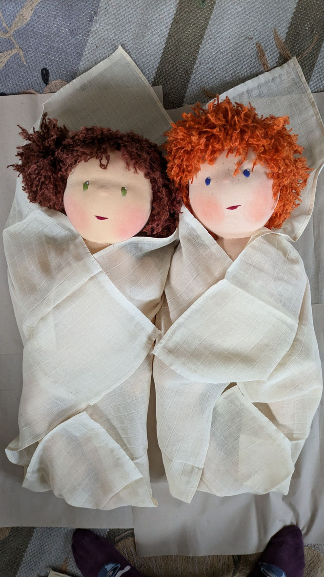 Therapiepuppe für die Kinderphysiotherapie nach z.B. Vojta oder Bobath, Demopuppe, Schulungspuppe, Übungspuppe, weiche bewegliche Therapiepuppe mit anbeugbaren Gliedern, handgemachte Stoffpuppe kaufen, Waldorfart, bewegliche Füße, lebensgroße Babypuppe