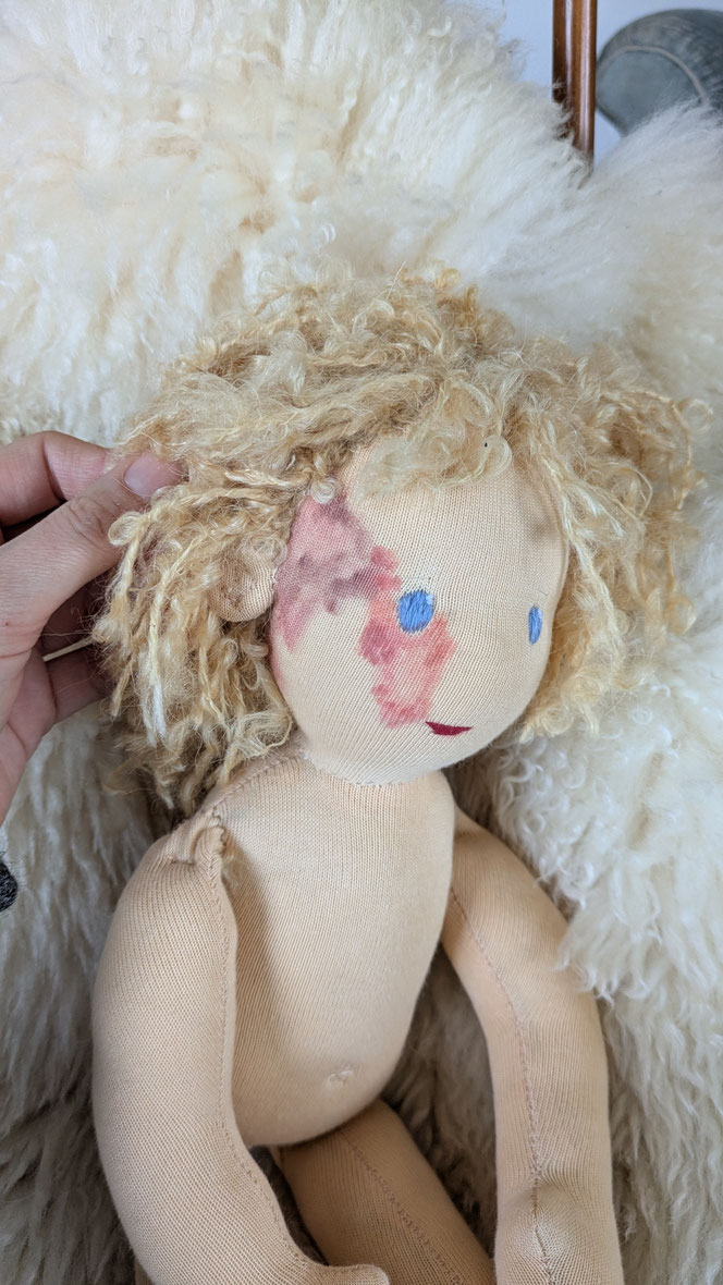 handgemachte Stoffpuppe kaufen, Waldorfart, eigene Puppe anfertigen lassen,individuelle Wunschpuppe, Puppenhandwerk, Puppe die aussieht wie mein Kind, nach Kinderfotos, Puppe mit Feuermal, Naevus flammeus, Hautstigma, Hautauffälligkeit, Hifsmittel, Empowe