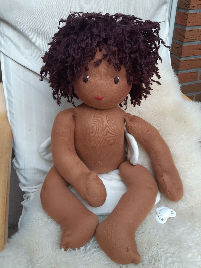 Bio-Stoffpuppe,  individuelle Puppe passend zum Kind, Waldorfart, schwarze Puppe, Empowerment, genderneutral, Babypuppe mit Schnuller, Wunschpuppe, bio-fair, ökofairliebt, Selbstakzeptanz, Naturmaterial, Puppenhandwerk, Sehr großes Puppenbaby, lebensgroß