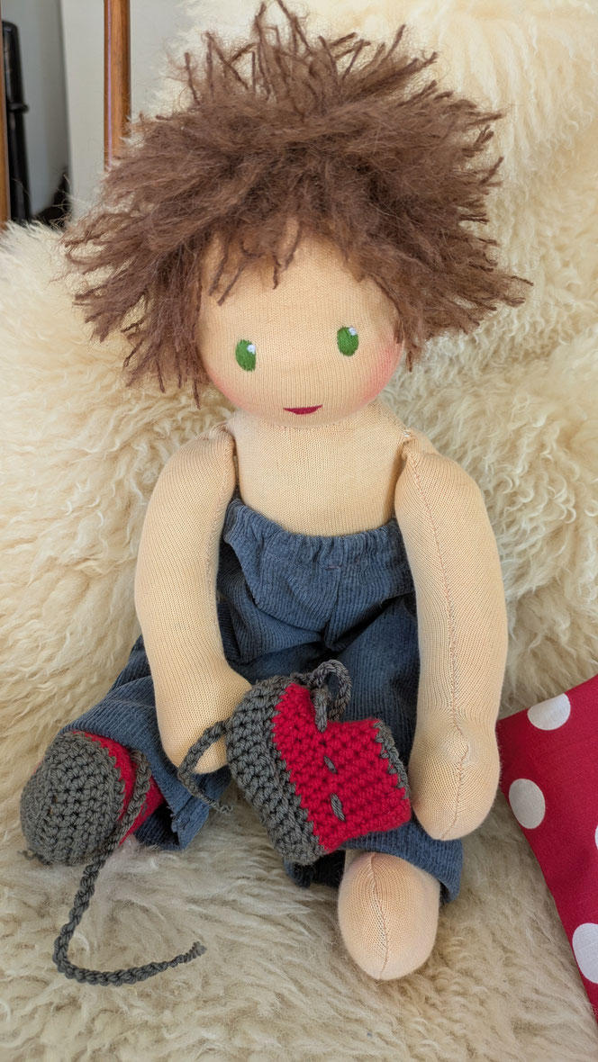 Willi Waldzwerg, handgemachte Stoffpuppe kaufen, Annette Sperling, singende Waldzwerge, Waldmusikpädagogik, individuelle Wunschpuppe, Puppenhandwerk, Waldorfart, eigene Puppe anfertigen lassen, Puppe aus Naturmaterialien, Fliegenpilzpuppe, Ökopuppe