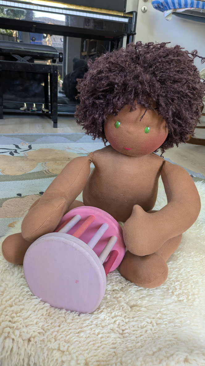 Vojtapuppe, Demopuppe, Bobathpuppe, Puppe für Kinderphysiotherapie, weiche bewegliche Therapiepuppe mit anbeugbaren Gliedern, handgemachte Stoffpuppe kaufen, Waldorfart, eigene individuelle Wunschpuppe herstellen lassen, PoC-Puppe, schwarze Puppe, Babypup