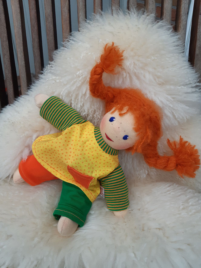 Pippi Langstrumpf, Pippi Puppe, Waldorfart, Schlamperle, handgemachte Stoffpuppe, Kuschelpuppe, eigene Puppe herstellen lassen, Puppenhandwerk, ökologische Kinderpuppe, Puppe aus bio-fairem Naturmaterial