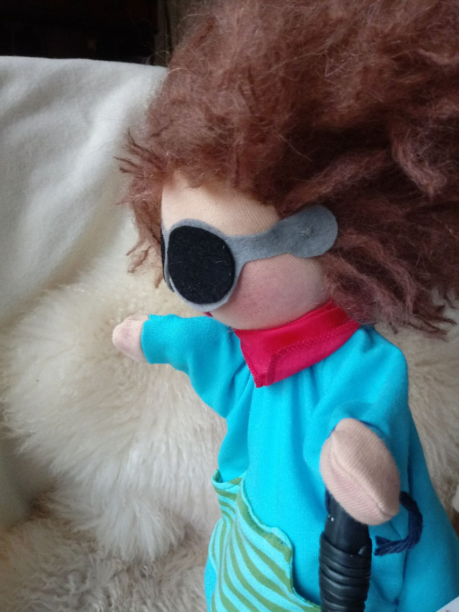 Stoffpuppe, Handpuppe, Waldorfart, blinde Puppe, Miteinander, Alle sind anders, Anderssein, Wunschpuppe, individuelle Puppe, Inklusion, blinde Puppe, Puppe für Kinder mit beesonderen Bedürfnissen, Behinderung, therapeutisches Puppenspiel