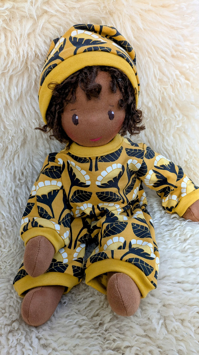 schwarze Puppe, afrodeutsche Puppe, Vielfalt und Repräsentation im Kinderzimmer, diverse Puppen, Empowerment, handgemachte Stoffpuppe kaufen, Waldorfart, individuelle Wunschpuppe, eigene Puppe herstellen lassen, die aussieht wie mein Kind, bio-faire Puppe
