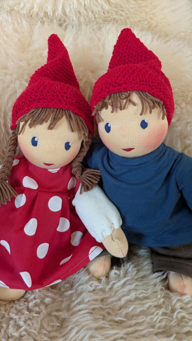 handgemachte Stoffpuppe kaufen, Waldorfart, individuelle Wunschpuppe anfertigen lassen, Puppenhandwerk, Pippa und Pelle Puppen, Daniela Drescher, Verlag Urachhaus, Pippa und Pelle Schlamperle, eigene Puppe herstellen lassen, Naturmaterial, bio-faire Puppe