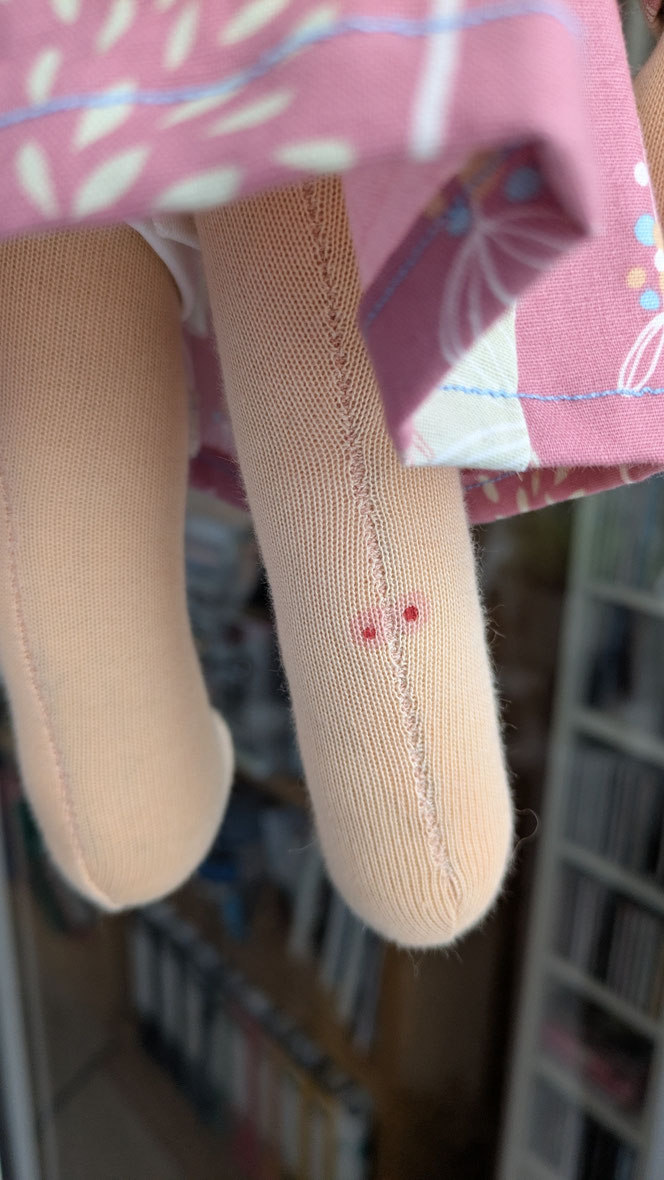 handgemachte Stoffpuppe kaufen, Waldorfart, eigene Heilungspuppe anfertigen lassen, inneres Kind Puppe, individuelle Wunschpuppe, Puppenhandwerk, Puppe nach alten Kinderfotos herstellen lassen, Puppe mit Storchenbiss, Feuermal, Leberflecken, Muttermal