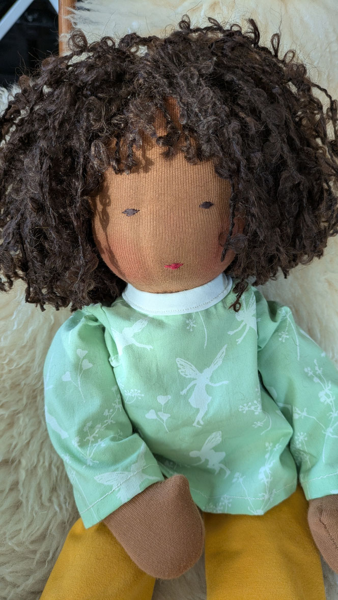 schwarze Puppe, afrodeutsche Puppe, Vielfalt und Repräsentation im Kinderzimmer, diverse Puppen, Empowerment, handgemachte Stoffpuppe kaufen, Waldorfart, individuelle Wunschpuppe, eigene Puppe herstellen lassen, die aussieht wie mein Kind, Puppenjunge