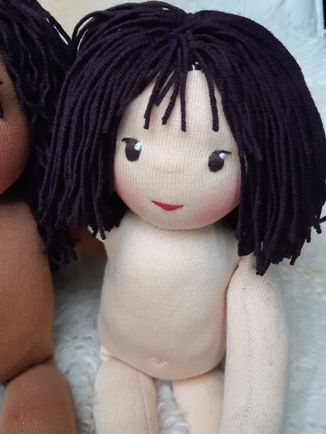 Bio-Stoffpuppe, asiatische Puppe, schwarze Puppe, Waldorfart, handgemachte Puppe, handgefertigt, Puppenhandwerk, individuelle Puppe passend zum Kind, ökologische Kinderpuppe, genderneutral, Wunschpuppe, Naturmaterial, bio-fair, ökofairliebt, plastikfrei