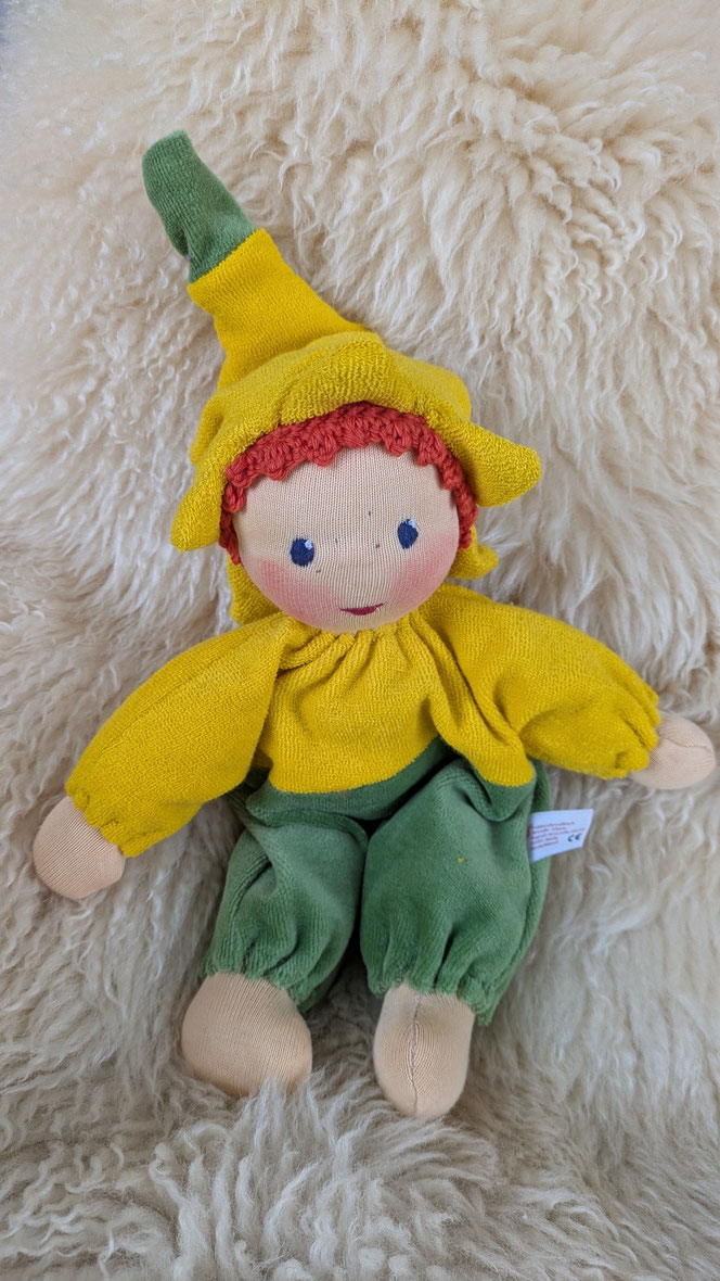 handgemachte Stoffpuppe kaufen, Waldorfart, Blütenkind-Schlamperle, Frühblüher, Schneeglöckchen, Hyazinthe, Narzisse, Osterglocke, Primelchen, Jahreszeitentisch, erste Puppe, lebenslanger Begleiter, eigene Puppe herstellen lassen, ökologische Kinderpuppe