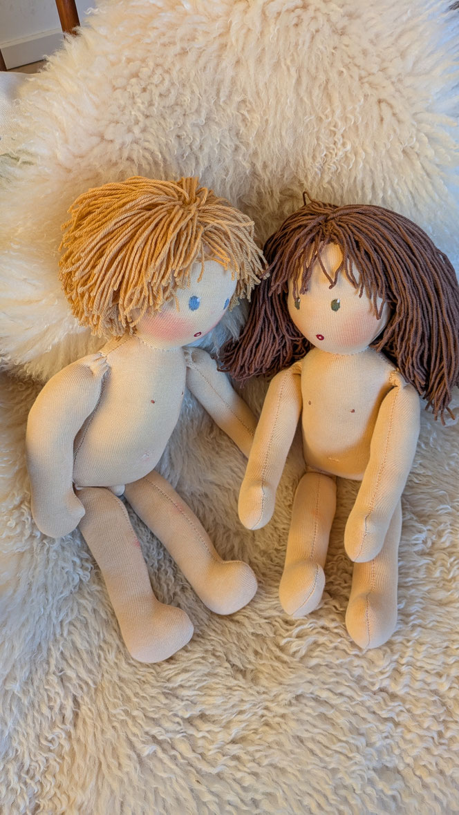 anatomische Puppen für den Kinderschutz, Puppen mit deutlich sichtbaren Geschlechtsmerkmalen, Jungenpuppe, Mädchenpuppe, Hilfsmittel für die Diagnostik bei Kindesmissbrauch, handgemachte Stoffpuppe kaufen, Waldorfart, Therapiepuppe, Wunschpuppe