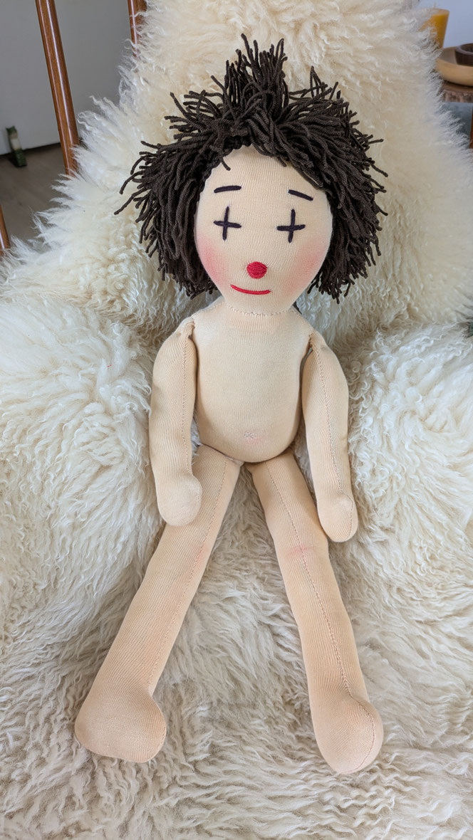 handgemachte Stoffpuppe kaufen, Waldorfart, eigene Wunschpuppe anfertigen lassen, inneres Kind Puppe, Waldorfart, individuell, Puppenhandwerk, Puppe nach Fotos herstellen lassen, Clownpuppe, Multikulti, Puppenhandwerk, bio-fair, ökofairliebt, ökologisch