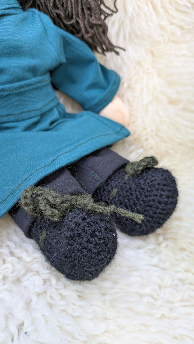 handgemachte Stoffpuppe kaufen, Waldorfart, eigene Puppe anfertigen lassen, Heilungspuppe, inneres Kind Puppe nach Fotos, individuelle Wunschpuppe, Puppenhandwerk, verletzte Anteile integrieren, Anteilearbeit, inneres Kind heilen, inneres Kind verkörpern