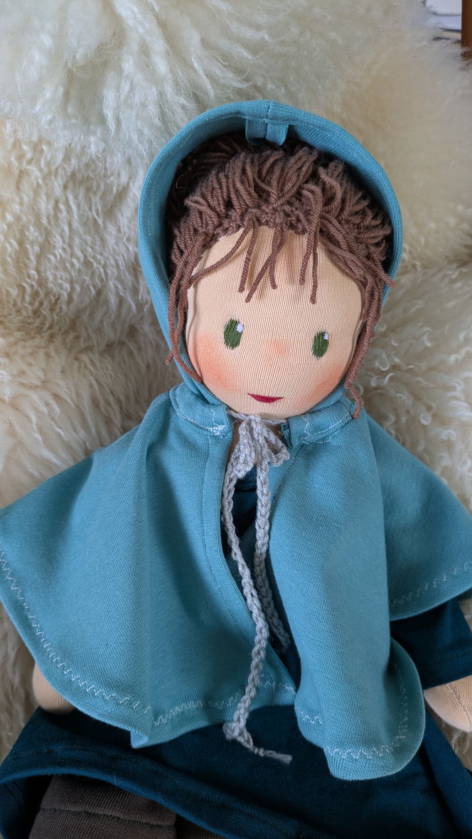 handgemachte Stoffpuppe kaufen, Waldorfart, eigene Puppe anfertigen lassen, individuelle Wunschpuppe, Puppenhandwerk,  Heilungspuppe, inneres Kind Puppe, Puppenfreundin fürs Leben, ökologische Stoffpuppe, bio-fair, Selbstfürsorge, diverse Puppen