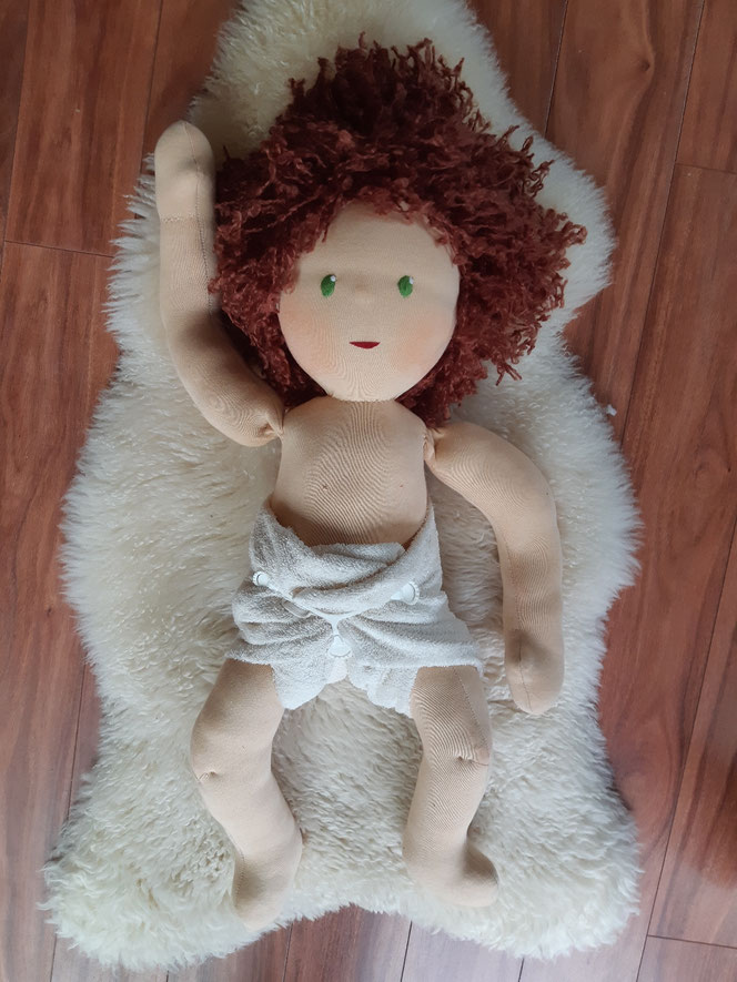 Therapiepuppe für die Kinderphysiotherapie nach z.B. Vojta oder Bobath, Demopuppe, Schulungspuppe, Übungspuppe, weiche bewegliche Therapiepuppe mit anbeugbaren Gliedern, handgemachte Stoffpuppe kaufen, Waldorfart, flexible lebensgroße Babypuppe