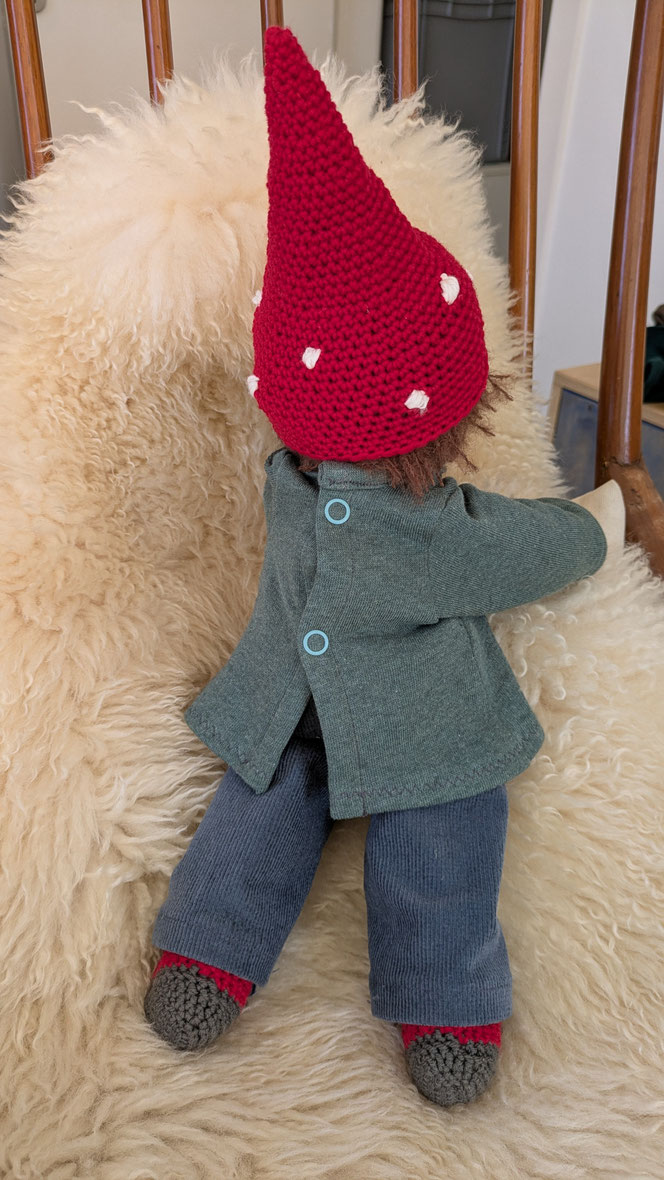 Willi Waldzwerg, handgemachte Stoffpuppe kaufen, Annette Sperling, singende Waldzwerge, Waldmusikpädagogik, individuelle Wunschpuppe, Puppenhandwerk, Waldorfart, eigene Puppe anfertigen lassen, Puppe aus Naturmaterialien, Fliegenpilzpuppe, Ökopuppe