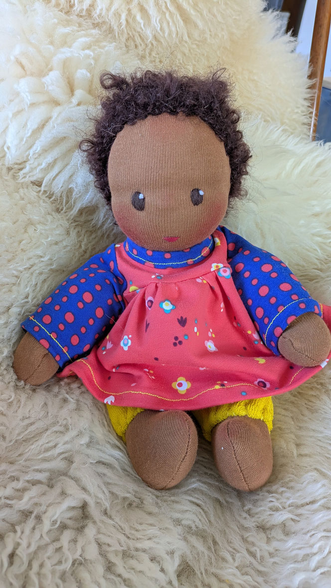 handgemachte Stoffpuppe kaufen, PoC-Puppe, PoC-Püppchen, schwarze Puppe, afrikanische Puppe, Diversität im Kinderzimmer, diskriminierungssensibel, vorurteilsfrei, Waldorfart, eigene Puppe anfertigen lassen, individuelle Wunschpuppe, Puppenhandwerk