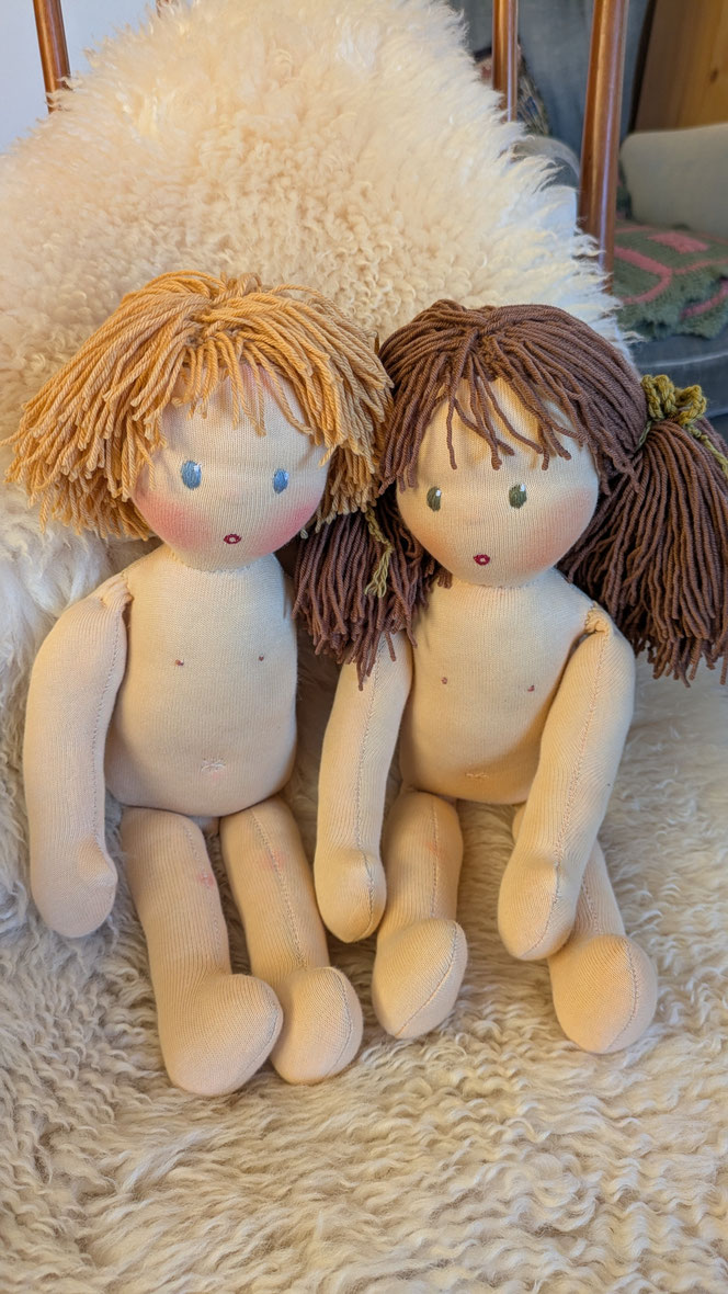 anatomische Puppen für den Kinderschutz, Puppen mit deutlich sichtbaren Geschlechtsmerkmalen, Jungenpuppe, Mädchenpuppe, Hilfsmittel für die Diagnostik bei Kindesmissbrauch, handgemachte Stoffpuppe kaufen, Waldorfart, Therapiepuppe, Wunschpuppe