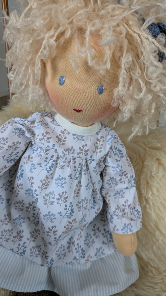 handgemachte Stoffpuppe kaufen, Waldorfart, eigene Puppe anfertigen lassen,individuelle Wunschpuppe, Puppenhandwerk, Puppe die aussieht wie mein Kind, Puppe nach Kinderfotos herstellen lassen, ökologische Kinderpuppe, Puppe fürs Leben, bio-fair