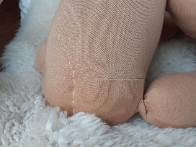 Therapiepuppe für die Kinderphysiotherapie nach z.B. Vojta oder Bobath, Demopuppe, Schulungspuppe, Übungspuppe, weiche bewegliche Therapiepuppe mit anbeugbaren Gliedern, handgemachte Stoffpuppe kaufen, Waldorfart, flexible lebensgroße Babypuppe