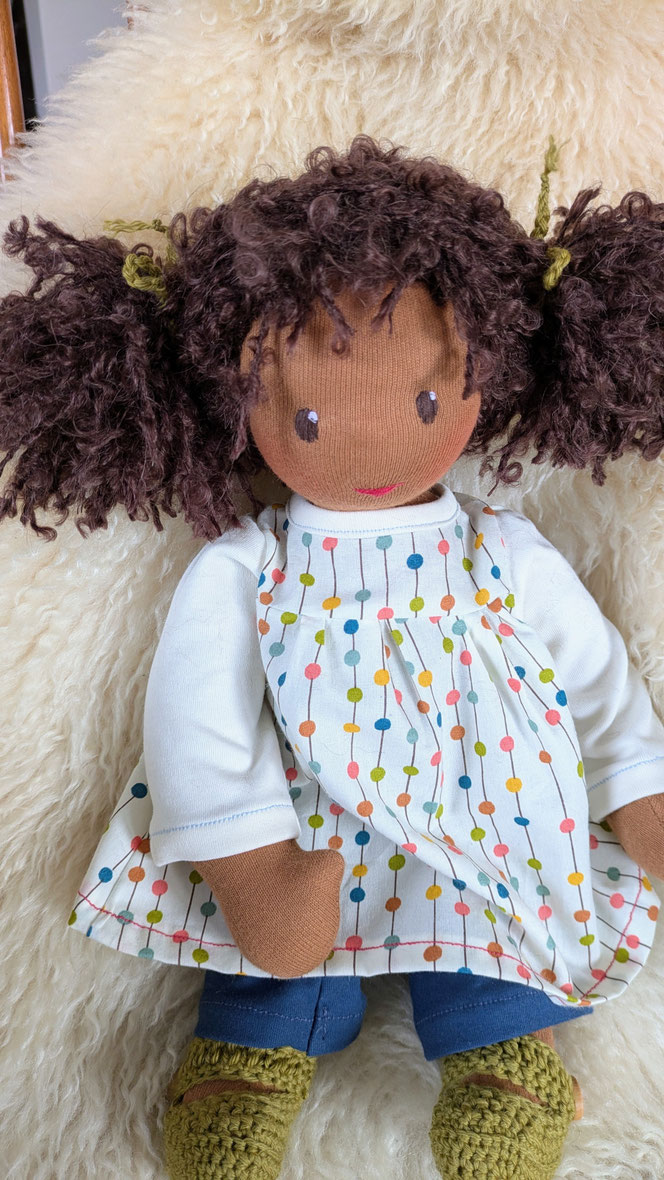 handgemachte Stoffpuppe kaufen, Waldorfart, eigene Puppe anfertigen lassen, individuelle Wunschpuppe, Puppenhandwerk, schwarze Puppe, BiPoC, afrodeutsche Puppe, Puppenfreundin fürs Leben, ökologische Kinderpuppe, bio-faire Naturmaterialien