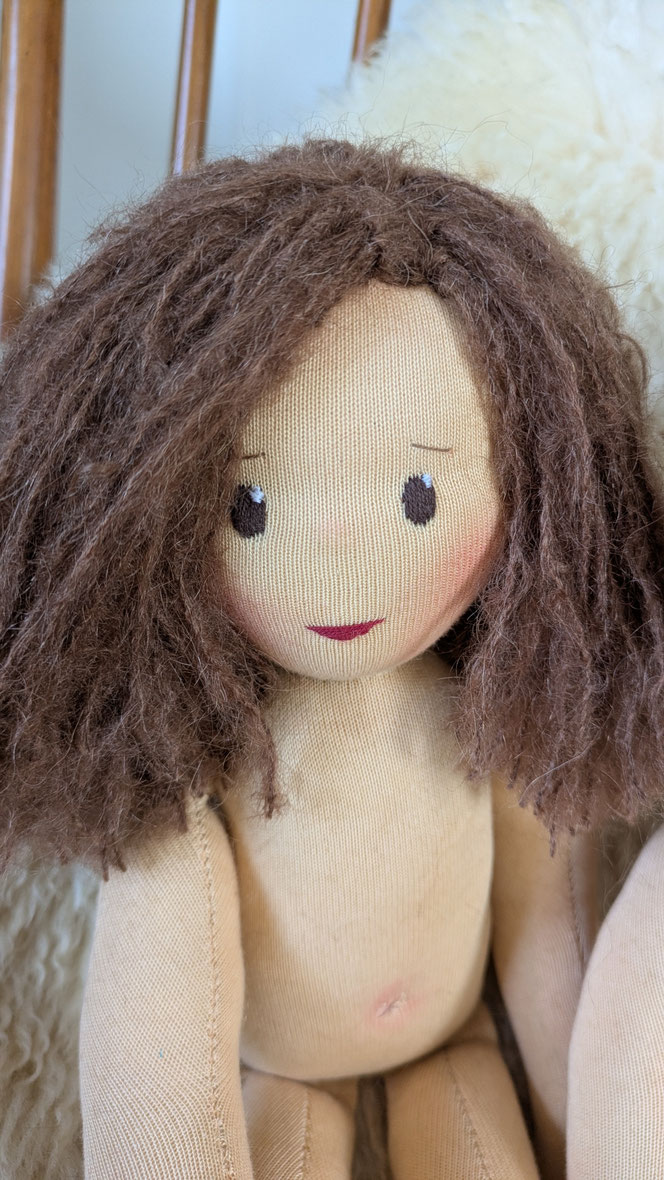 handgemachte Stoffpuppe kaufen, Waldorfart, eigene Puppe anfertigen lassen, Zuckertütenpuppe, Schultütenpuppe, Einschulungsgeschenk, individuelle Wunschpuppe, Puppenhandwerk, lebenslange Puppenfreunde, Puppe nach Kinderfotos herstellen lassen, bio-fair