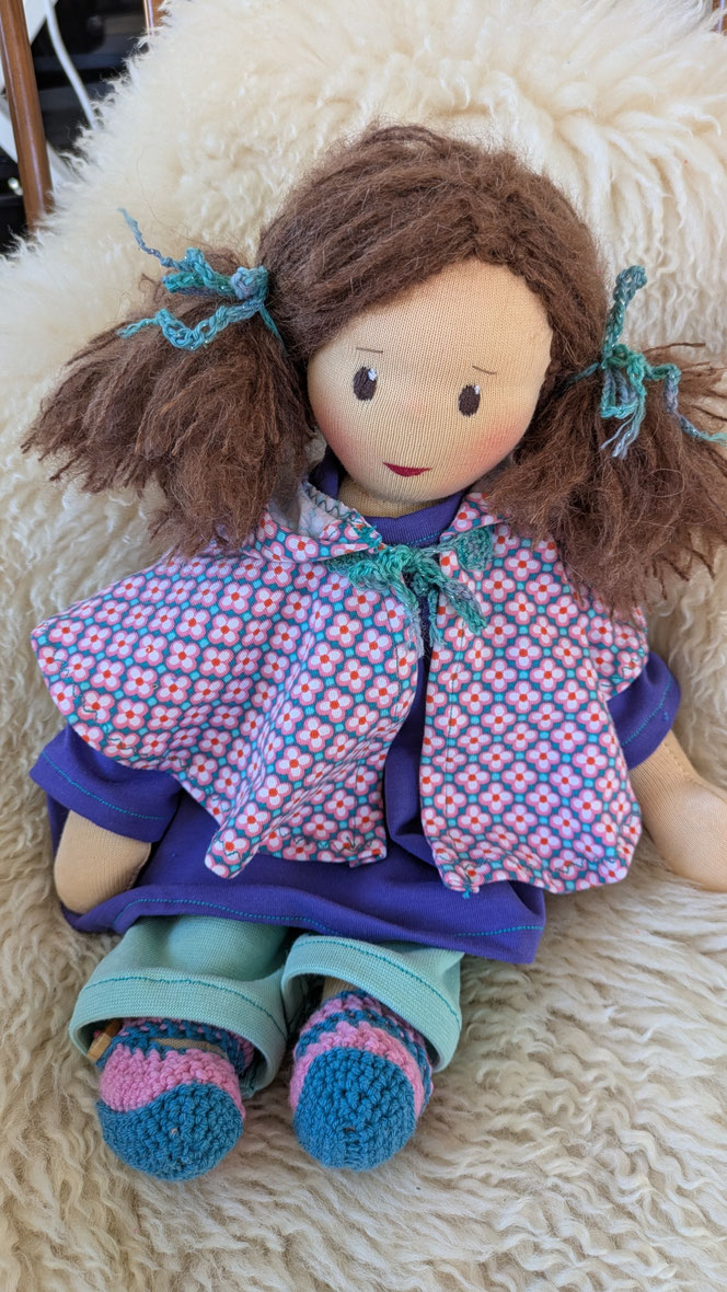 handgemachte Stoffpuppe kaufen, Waldorfart, eigene Puppe anfertigen lassen, Zuckertütenpuppe, Schultütenpuppe, Einschulungsgeschenk, individuelle Wunschpuppe, Puppenhandwerk, lebenslange Puppenfreunde, Puppe nach Kinderfotos herstellen lassen, bio-fair