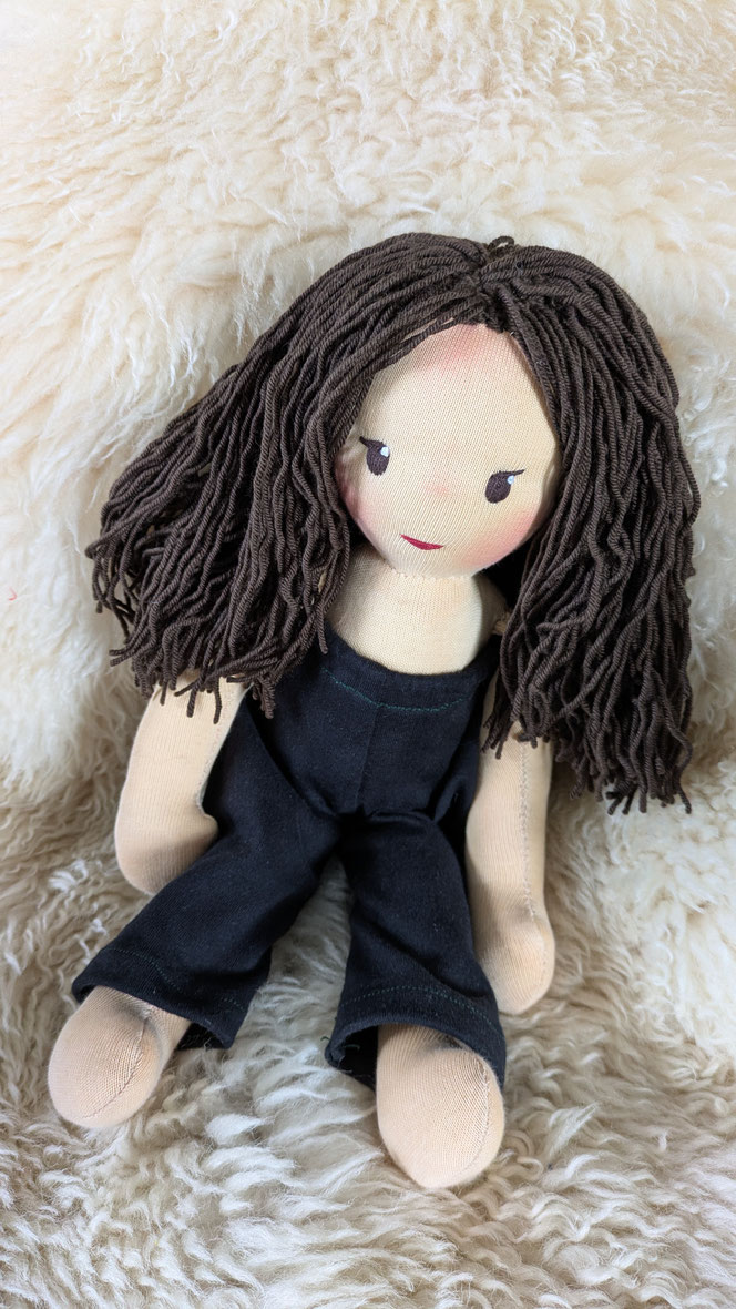 handgemachte Stoffpuppe kaufen, Waldorfart, eigene Puppe anfertigen lassen, Heilungspuppe, inneres Kind Puppe nach Fotos, individuelle Wunschpuppe, Puppenhandwerk, verletzte Anteile integrieren, Anteilearbeit, inneres Kind heilen, inneres Kind verkörpern