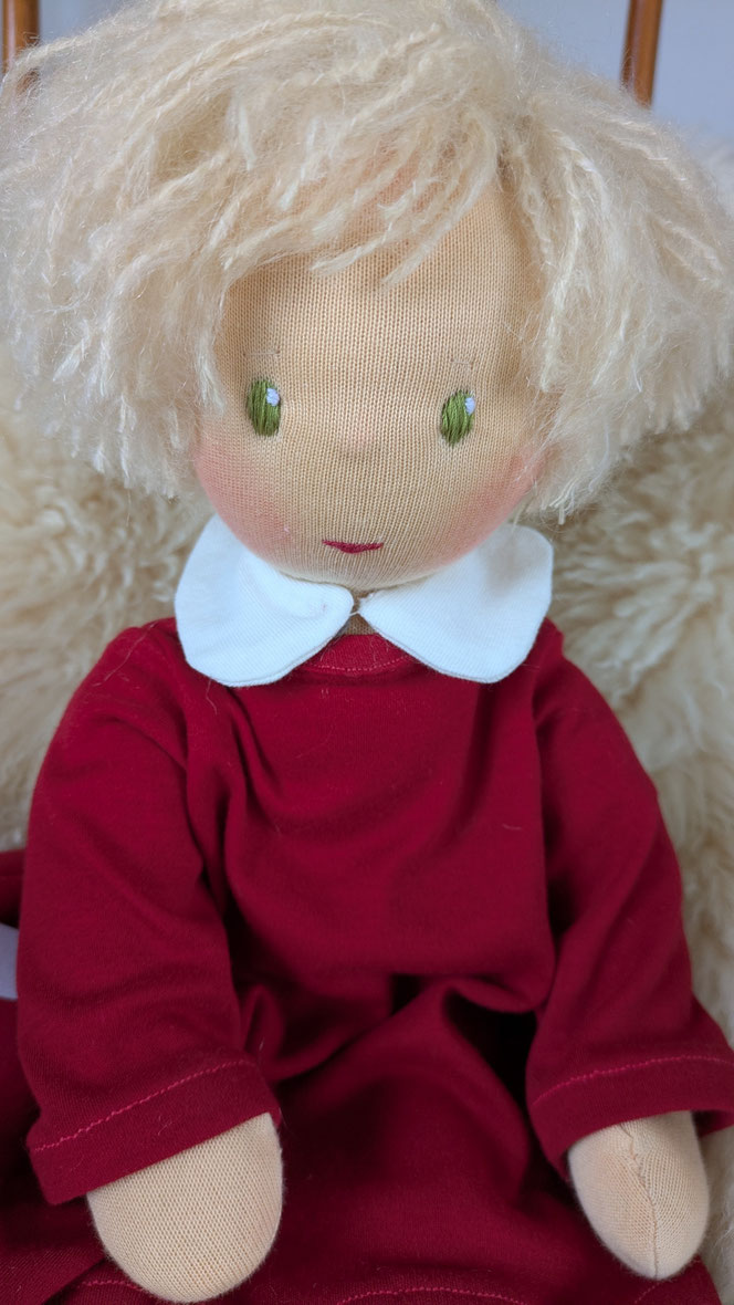 handgemachte Stoffpuppe kaufen, Waldorfart, eigene Heilungspuppe anfertigen lassen, inneres Kind Puppe, Waldorfart, individuelle Wunschpuppe, Puppenhandwerk, Puppe nach alten Kinderfotos herstellen lassen, Anteilearbeit, Bindungstrauma, alte Wunden heilen