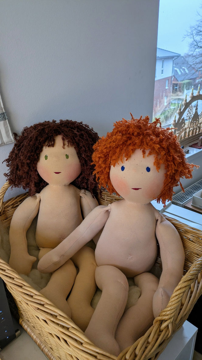 Therapiepuppe für die Kinderphysiotherapie nach z.B. Vojta oder Bobath, Demopuppe, Schulungspuppe, Übungspuppe, weiche bewegliche Therapiepuppe mit anbeugbaren Gliedern, handgemachte Stoffpuppe kaufen, Waldorfart, bewegliche Füße, lebensgroße Babypuppe