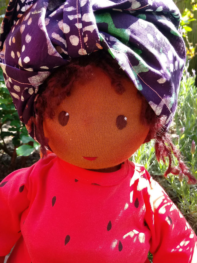 handgemachte Puppe, Waldorfart, Bio-Stoffpuppe, schwarze Puppe, dunkelhäutige Puppe, afrikanische Puppe, afrodeutsch, Puppe mit Turban, individuell, Kinderpuppe, ökologisch, bio-fair, Puppenhandwerk, Puppenfreundin, Wunschpuppe passend zum Kind