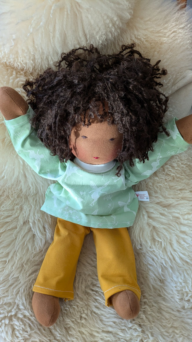 schwarze Puppe, afrodeutsche Puppe, Vielfalt und Repräsentation im Kinderzimmer, diverse Puppen, Empowerment, handgemachte Stoffpuppe kaufen, Waldorfart, individuelle Wunschpuppe, eigene Puppe herstellen lassen, die aussieht wie mein Kind, Puppenjunge