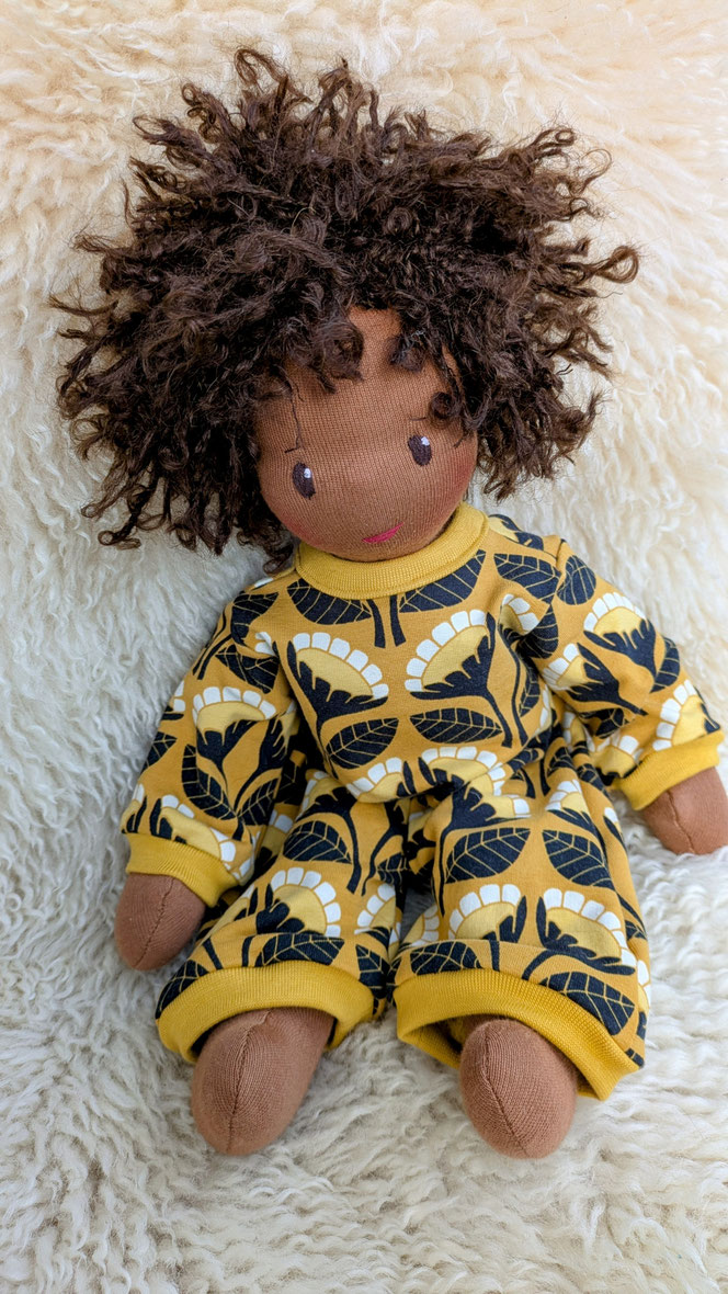 schwarze Puppe, afrodeutsche Puppe, Vielfalt und Repräsentation im Kinderzimmer, diverse Puppen, Empowerment, handgemachte Stoffpuppe kaufen, Waldorfart, individuelle Wunschpuppe, eigene Puppe herstellen lassen, die aussieht wie mein Kind, bio-faire Puppe