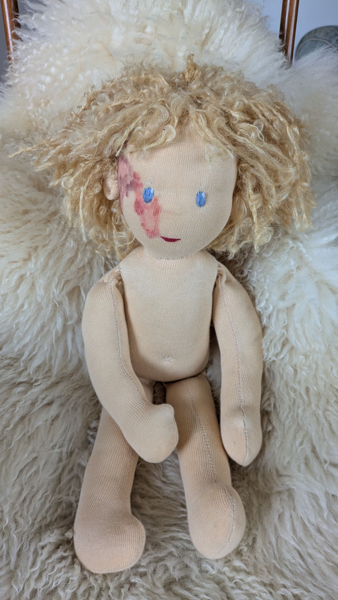 handgemachte Stoffpuppe kaufen, Waldorfart, eigene Puppe anfertigen lassen,individuelle Wunschpuppe, Puppenhandwerk, Puppe die aussieht wie mein Kind, nach Kinderfotos, Puppe mit Feuermal, Naevus flammeus, Hautstigma, Hautauffälligkeit, Hifsmittel, Empowe
