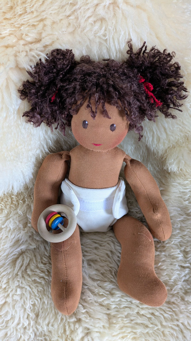 Tamika, handgemachte Stoffpuppe kaufen, afrodeutsche Puppe, schwarze Puppe, afrikanische Puppe, Waldorfart, Puppenhandwerk, ökologische Kinderpuppe, schwarzes Puppenbaby, individuelle Wunschpuppe, Stoffpuppe aus bio-fairen Naturmaterialien, diverse Puppen