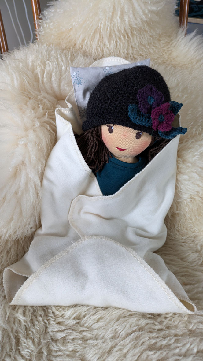 handgemachte Stoffpuppe kaufen, Waldorfart, eigene Puppe anfertigen lassen, Heilungspuppe, inneres Kind Puppe nach Fotos, individuelle Wunschpuppe, Puppenhandwerk, verletzte Anteile integrieren, Anteilearbeit, inneres Kind heilen, inneres Kind verkörpern