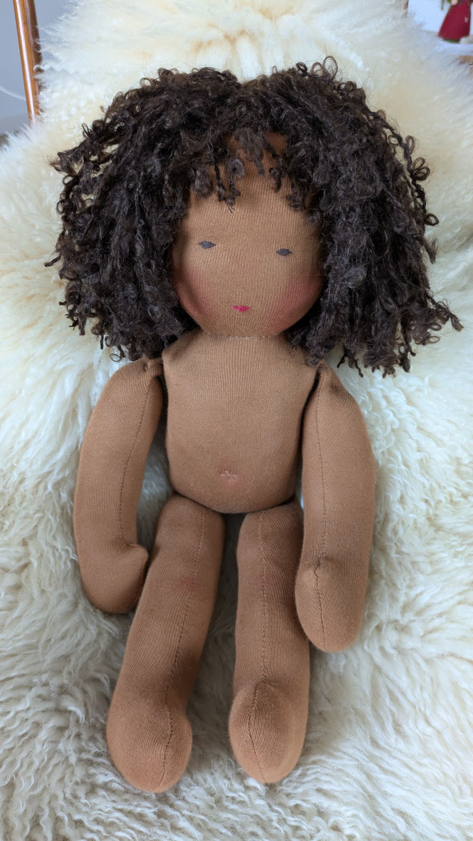 schwarze Puppe, afrodeutsche Puppe, Vielfalt und Repräsentation im Kinderzimmer, diverse Puppen, Empowerment, handgemachte Stoffpuppe kaufen, Waldorfart, individuelle Wunschpuppe, eigene Puppe herstellen lassen, die aussieht wie mein Kind, Puppenjunge