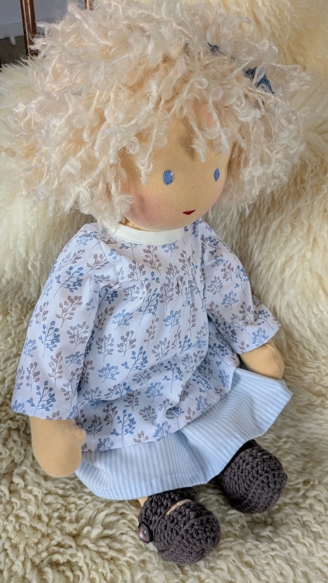 handgemachte Stoffpuppe kaufen, Waldorfart, eigene Puppe anfertigen lassen,individuelle Wunschpuppe, Puppenhandwerk, Puppe die aussieht wie mein Kind, Puppe nach Kinderfotos herstellen lassen, ökologische Kinderpuppe, Puppe fürs Leben, bio-fair