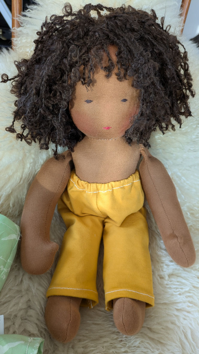 schwarze Puppe, afrodeutsche Puppe, Vielfalt und Repräsentation im Kinderzimmer, diverse Puppen, Empowerment, handgemachte Stoffpuppe kaufen, Waldorfart, individuelle Wunschpuppe, eigene Puppe herstellen lassen, die aussieht wie mein Kind, Puppenjunge