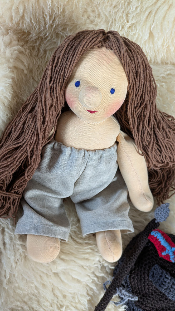 handgemachte Stoffpuppe kaufen, Waldorfart, eigene Puppe anfertigen lassen,individuelle Wunschpuppe, Puppenhandwerk, Puppe die aussieht wie mein Kind, Puppe nach einer Zeichnung herstellen lassen, Wikingerpuppe, Puppe fürs Leben, besonderesGeburtsgeschenk