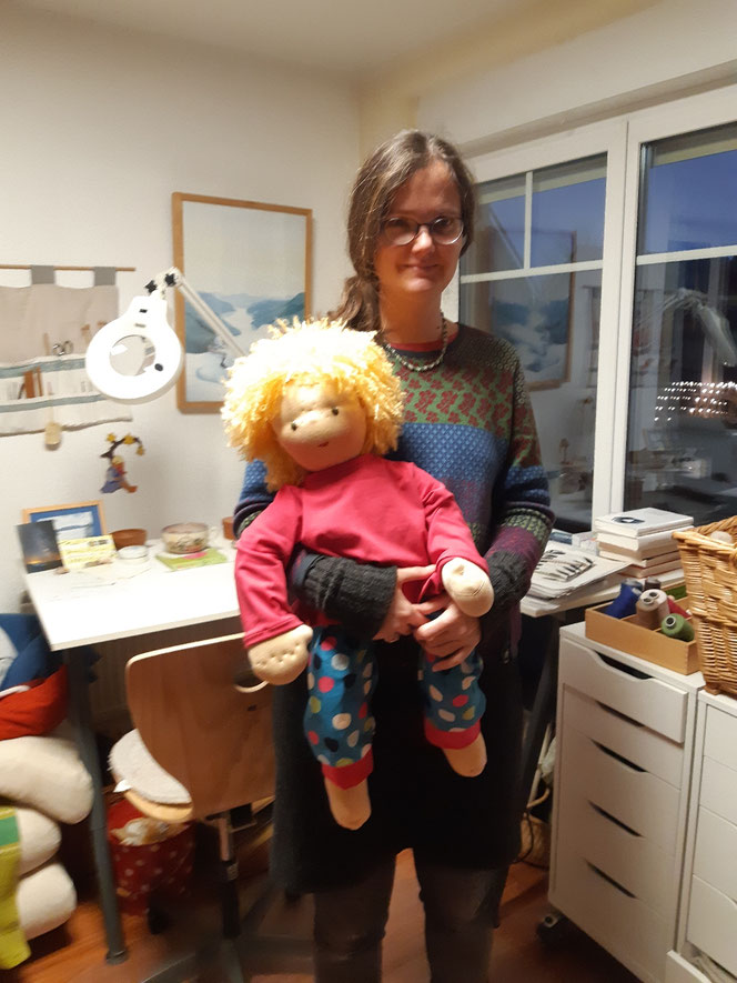 Bio-Stoffpuppe, individuelle Puppe, Wunschpuppe, Demopuppe, Therapiepuppe, Kinder-Osteopathie, Physiotherapie, Puppe für Kursleiterin, Hebamme, ökofairliebt, Selbstakzeptanz, Naturmaterial, Puppenhandwerk, Achtsamkeit, nachhaltiges Spielzeug, lebensgroß