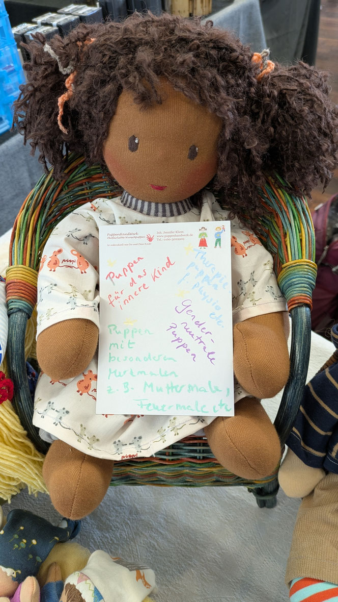 Puppenmacherin, handgemachte Stoffpuppe kaufen, Waldorfart, individuelle Wunschpuppe anfertigen lassen, eigene Puppe herstellen lassen, visionäre Frauenmesse, Jork, Altes Land, ökologische Kinderpuppe, diverse Puppen,Therapiepuppe, Kinder empowern