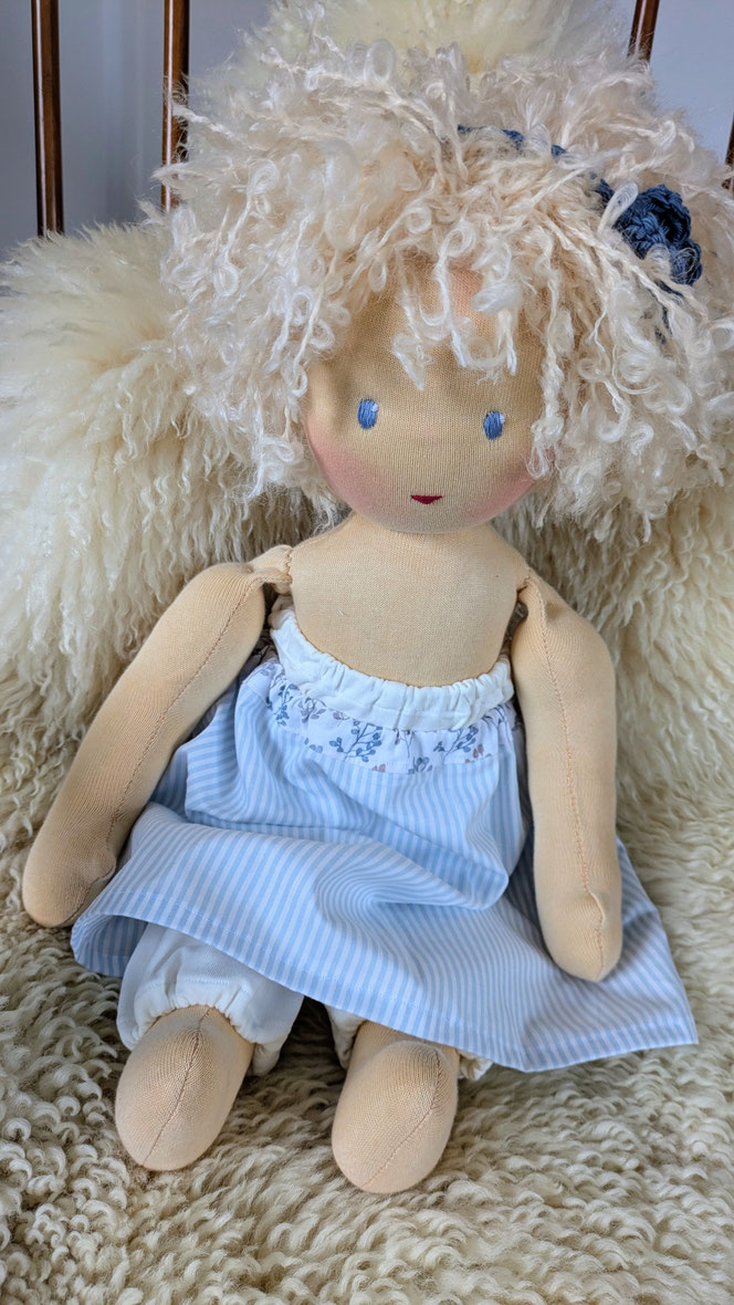 handgemachte Stoffpuppe kaufen, Waldorfart, eigene Puppe anfertigen lassen,individuelle Wunschpuppe, Puppenhandwerk, Puppe die aussieht wie mein Kind, Puppe nach Kinderfotos herstellen lassen, ökologische Kinderpuppe, Puppe fürs Leben, bio-fair